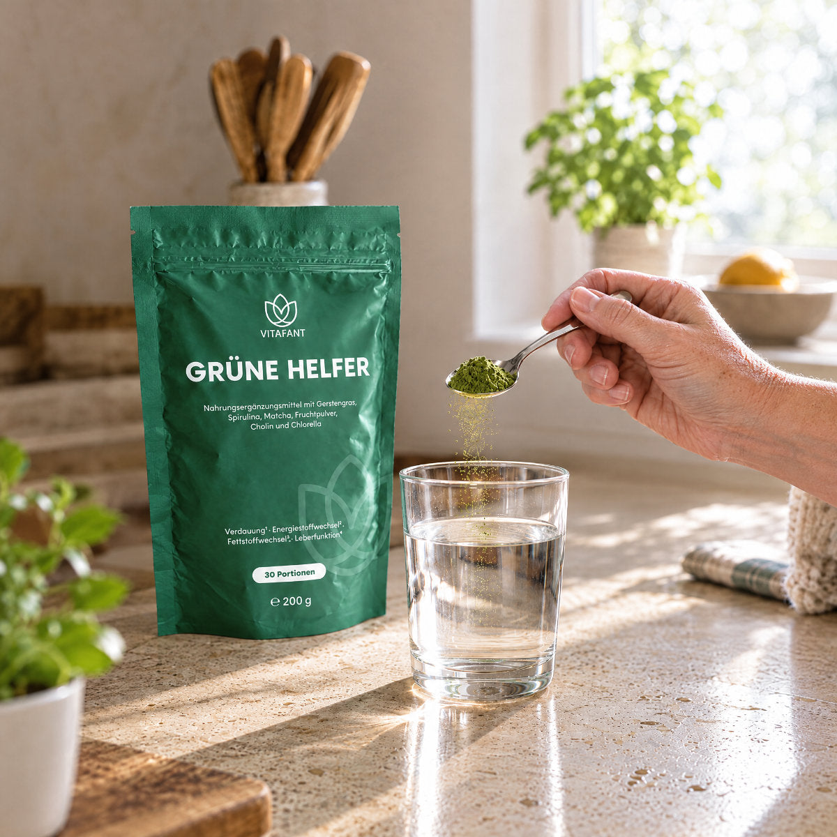 Grüne Helfer Packung neben einem Glas Wasser, ein Löffel Pulver wird eingerührt